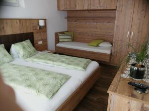 Pokój z 2 łóżkami i biurkiem z klawiaturą w obiekcie Birnbacher-appartement w mieście Sankt Veit im Pongau