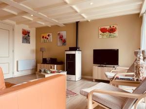 馬爾梅迪的住宿－Casa Monica，带沙发和电视的客厅