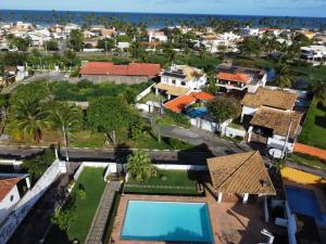 een luchtzicht op een resort met een zwembad bij Casa Vilas do Atlântico, 3 quartos próximo a praia in Lauro de Freitas