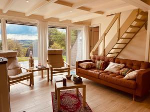 馬爾梅迪的住宿－Casa Monica，带沙发和楼梯的客厅