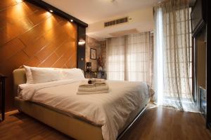 - une chambre avec un grand lit et une tête de lit en bois dans l'établissement 2A-2 Bedrooms3Bathrooms Downtown Bangkok Near Mrtbts, à Bangkok