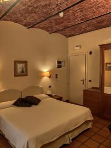 ein Schlafzimmer mit einem großen weißen Bett in einem Zimmer in der Unterkunft Relais San Rocco in Sestri Levante