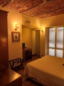 1 dormitorio con cama, mesa y ventana en Relais San Rocco, en Sestri Levante