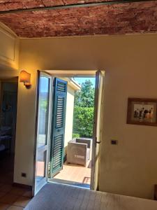 a room with a door open to a patio at Relais San Rocco in Sestri Levante