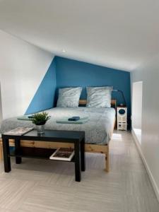 Postel nebo postele na pokoji v ubytování Le Valbo appartement lumineux et cosy