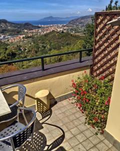 balcón con mesa, sillas y flores en Relais San Rocco, en Sestri Levante