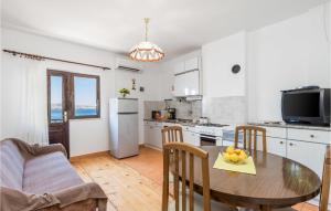 eine Küche und ein Esszimmer mit einem Tisch und Stühlen in der Unterkunft Beautiful Home In Prizna With Wifi in Prizna