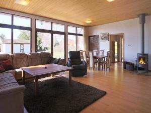 - un salon avec un canapé, une table et une cheminée dans l'établissement 6 person holiday home in Kirke Hyllinge, à Kirke-Hyllinge