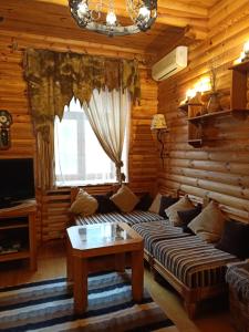 - un salon avec un canapé et une table dans l'établissement Sonya Apartments, à Kiev