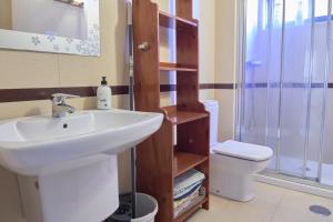 y baño con lavabo, aseo y ducha. en Alojamiento Particular, en Almería