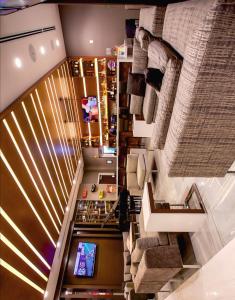 マイアミにあるWingate by Wyndham Miami Airportのソファ付きのホテルロビーのオーバーヘッドビュー
