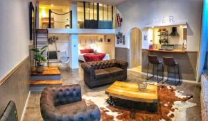 ストラスブールにあるLoft - L'esquisse - Centreのソファとテーブルのある広いリビングルーム