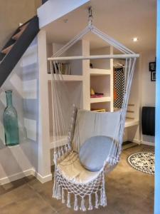 un fauteuil roulant dans un salon avec un vase dans l'établissement Loft - L'esquisse - Centre, à Strasbourg