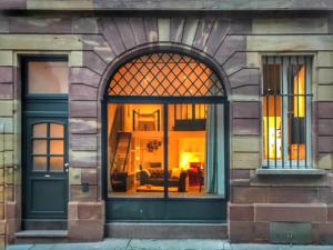 une fenêtre d'un bâtiment avec un salon dans l'établissement Loft - L'esquisse - Centre, à Strasbourg