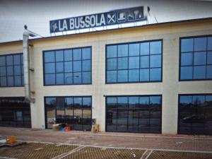 un edificio con un cartel encima en LA BUSSOLA, en Badia Polesine