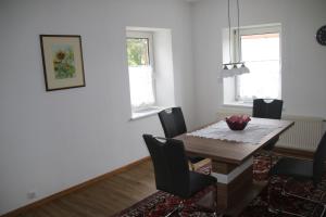 comedor con mesa y sillas en Ferienhaus Blaukovitsch en Weiz