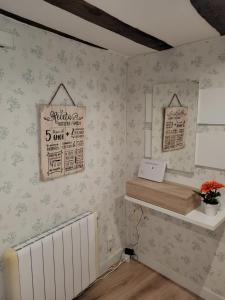 Habitación con radiador y pared con papel pintado en Navarreria, en Pamplona