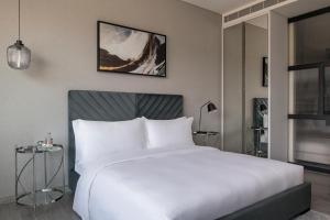 เตียงในห้องที่ Steigenberger Residence Doha