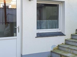 una puerta de una casa con escaleras al lado en 2 person holiday home in Gr sten, en Gråsten