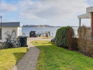 una entrada a una casa con vistas al agua en 2 person holiday home in Gr sten, en Gråsten