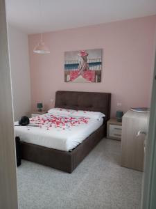 Un dormitorio con una cama con corazones rojos. en Mercante In Fiera en Verona