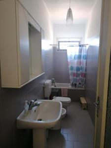 ブラにあるB&B Il Ficoのバスルーム(洗面台、トイレ付)