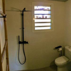 利達薩利賓的住宿－A 3 mn à pied du lagon... Chambre Cardinal，带淋浴的浴室、卫生间和窗户。