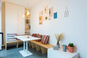 Pokój z ławką i stołem w obiekcie Stylishly furnished private home in a vibrant area w Antwerpii