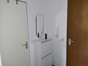 łazienka z lustrem i białą szafką w obiekcie B006 Schöne, helle Ferienwohnung w mieście Lahnstein