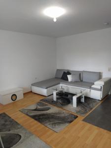 salon z kanapą i dywanem w obiekcie B006 Schöne, helle Ferienwohnung w mieście Lahnstein