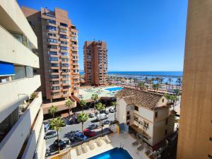 eine Luftansicht einer Stadt mit Gebäuden und einem Parkplatz in der Unterkunft GRAN APARTAMENTO CERCA DE LA PLAYA CON PISCINA en EL CENTRO in Fuengirola