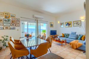 ein Wohnzimmer mit einem Glastisch und Stühlen in der Unterkunft Apartments Meri in Trogir