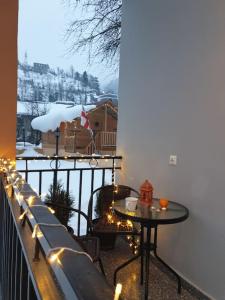 balcón con mesa y balcón con nieve en Guesthouse Rest Point, en K'eda