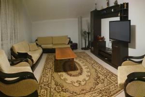 sala de estar con sofá y mesa en Guesthouse Rest Point, en K'eda