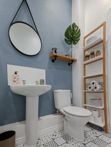 A bathroom at Spacious, Mid-Century 1 bedroom Apartment