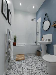 uma casa de banho com uma banheira, um WC e um lavatório. em Spacious, Mid-Century 1 bedroom Apartment em Quedgeley