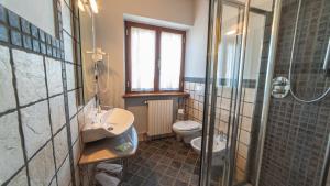 a bathroom with a toilet and a sink and a shower at Sogni di Langa in Cerretto Langhe