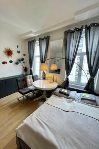 Schlafzimmer mit einem Bett, einem Tisch und Stühlen in der Unterkunft Your home in Vienna Self Check In in Wien