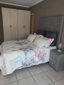 una camera da letto con un grande letto con cuscini sopra di Funky Dot Sleeping Spot a Kempton Park