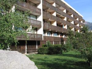 a large building with a grass yard in front of it at Studio pour 4 pers à Chantemerle, Serre-Chevalier avec balcon, parking et équipements complets - FR-1-330E-70 in Saint-Chaffrey +6 photos