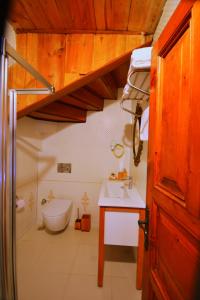番紅花城的住宿－KARAÜZÜMLER KONAĞI，客房内设有带水槽和卫生间的浴室