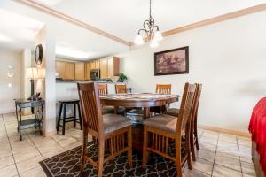 cocina y comedor con mesa y sillas en Mountain View Condo 5502 en Pigeon Forge