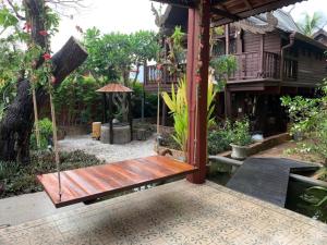 a swing in the courtyard of a house at DONPIN8-Timeless House Chiang Mai in Chiang Mai