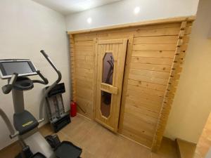 Posilňovňa alebo fitness centrum v ubytovaní Apartment „AlpView“,Tirol mit Sauna und Pool
