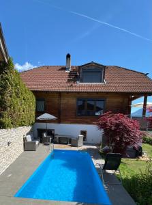 Bazén v ubytovaní Apartment „AlpView“,Tirol mit Sauna und Pool alebo v jeho blízkosti