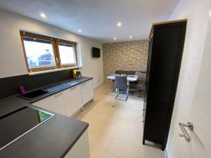 Kuchyňa alebo kuchynka v ubytovaní Apartment „AlpView“,Tirol mit Sauna und Pool