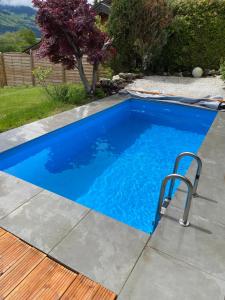Bazén v ubytovaní Apartment „AlpView“,Tirol mit Sauna und Pool alebo v jeho blízkosti