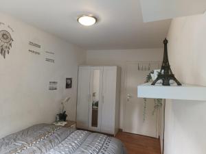 um quarto com uma cama e uma torre Eiffel em habitación en piso compartido em Yverdon-les-Bains