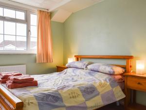 sypialnia z łóżkiem i oknem w obiekcie Brookside w mieście Coychurch