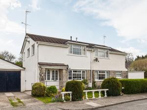 una casa blanca con una valla delante en Brookside, en Coychurch